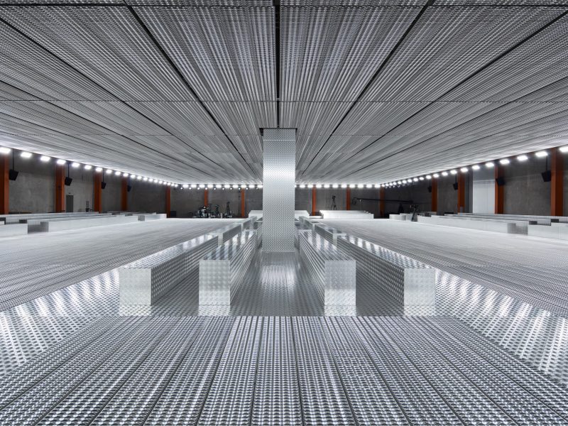 Sàn diễn tôn vinh "fluid architecture" của Prada