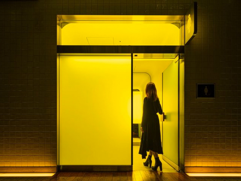 Hiệu ứng đèn màu độc đáo trong nhà vệ sinh công cộng Nhật Bản