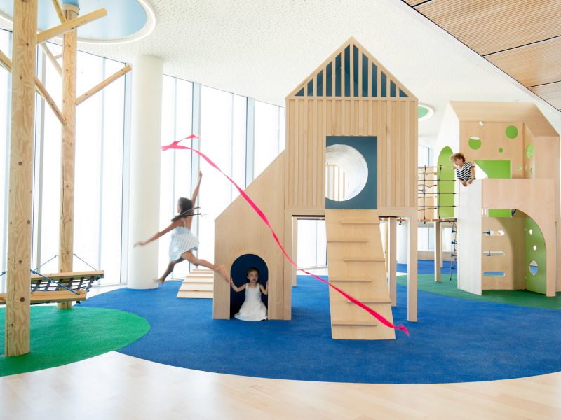 Đưa sân chơi cho trẻ vào không gian văn phòng
