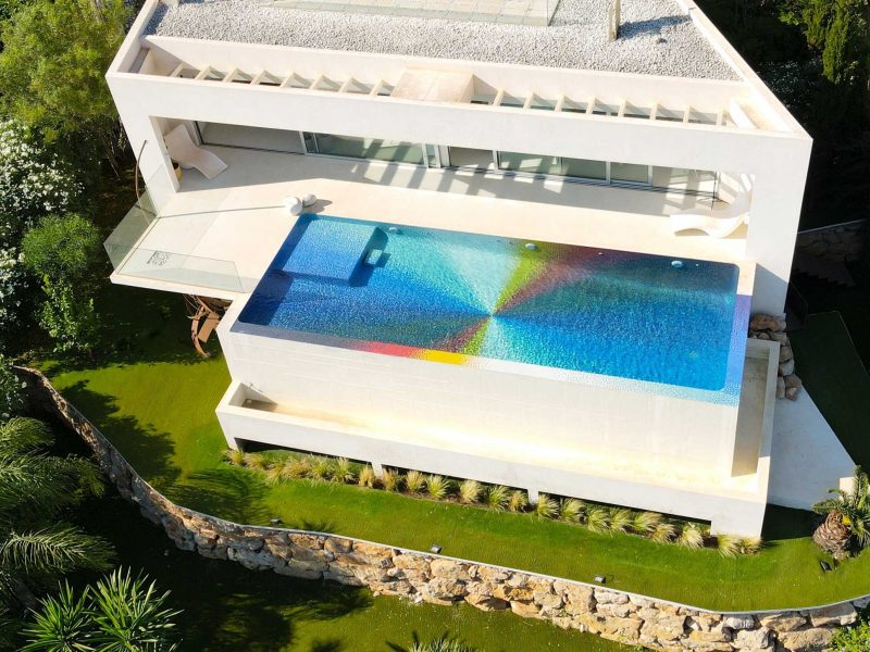Hồ bơi Chromadynamica: Bức tranh khảm cầu vồng rực rỡ