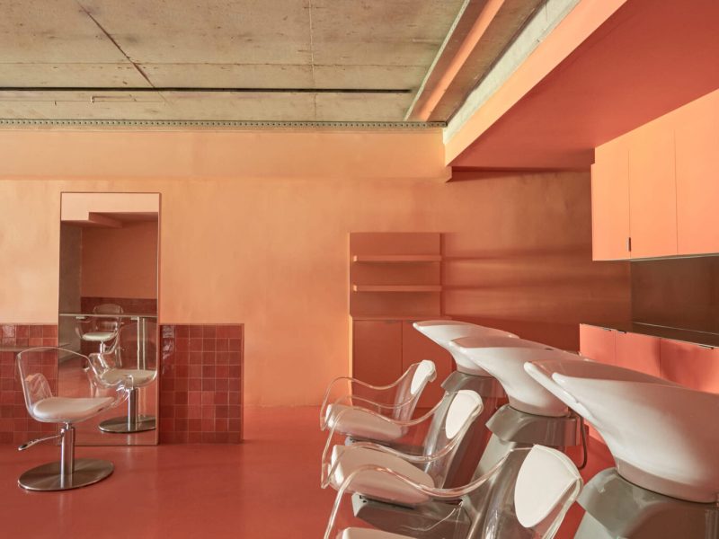 Salon tóc Cov: Sắc hồng hiện đại