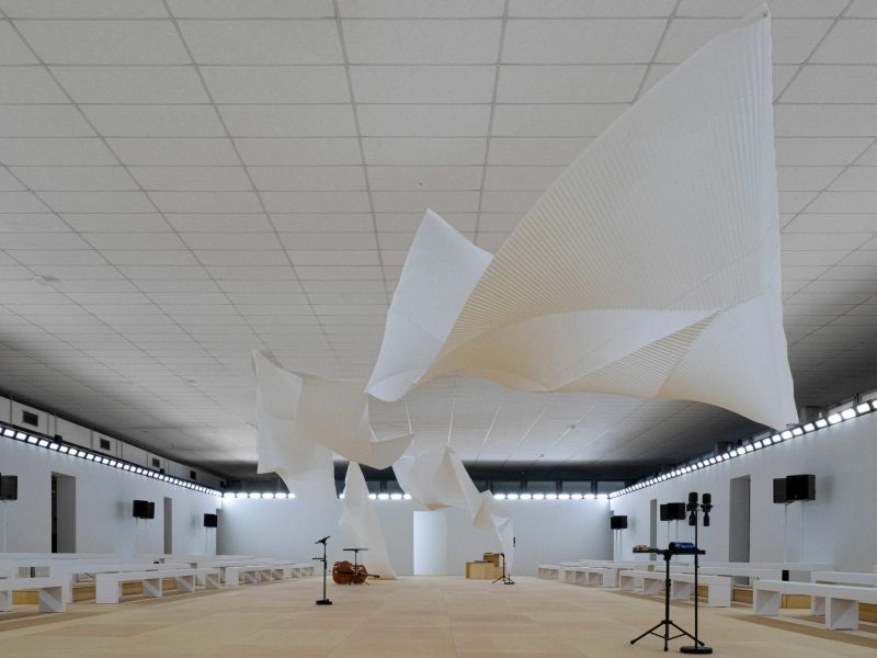 Issey Miyake Xuân Hè 2024: Không gian tương tác từ giấy washi