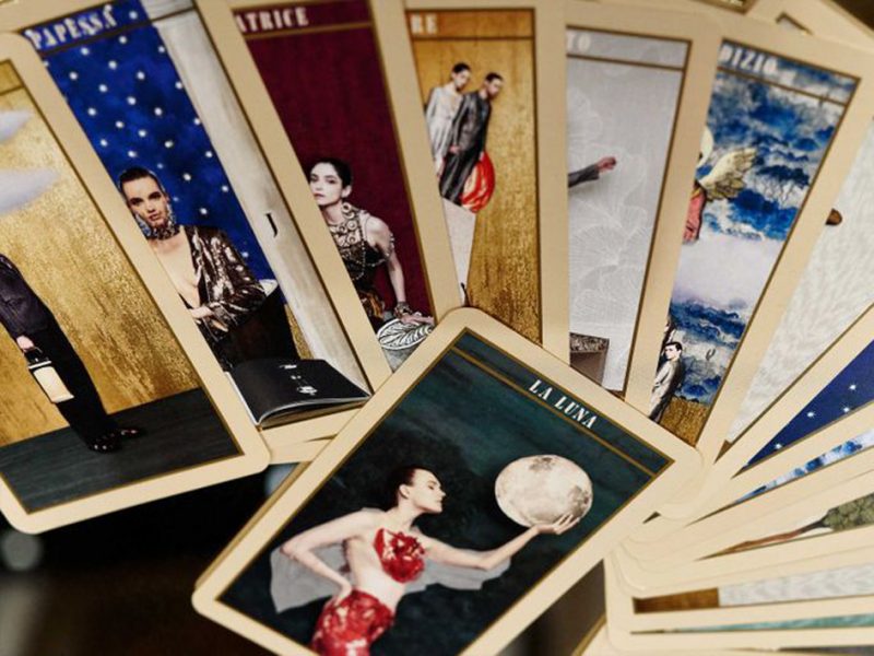 "Vũ trụ" của Giorgio Armani trong những lá bài tarot