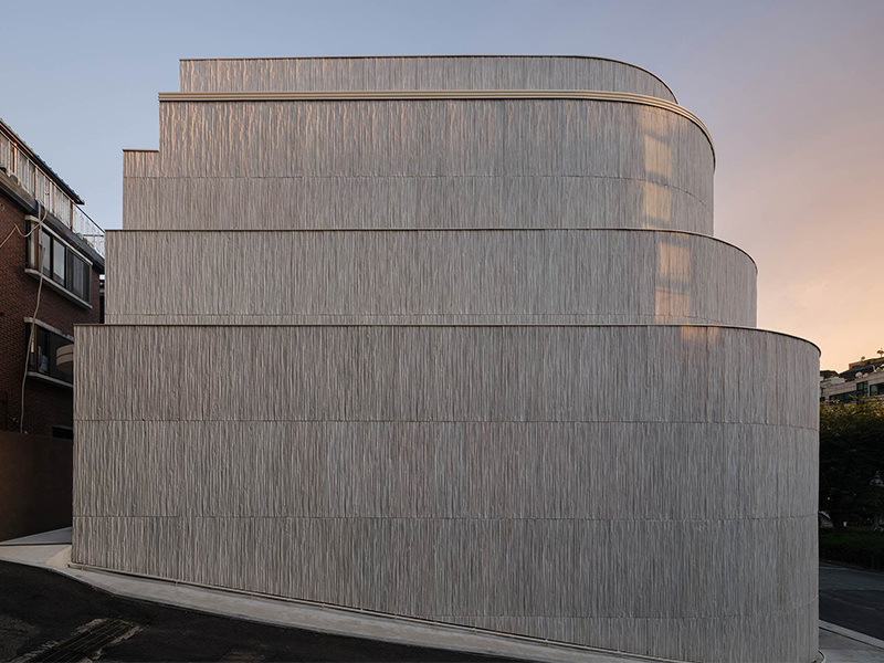 Graphic Noble  - Thư viện sách nghệ thuật giữa Itaewon