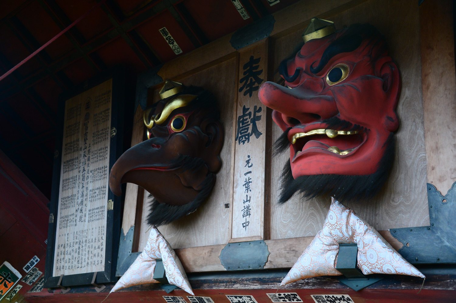 Karasu Tengu bieu tuong den chua ton giao nhat ban