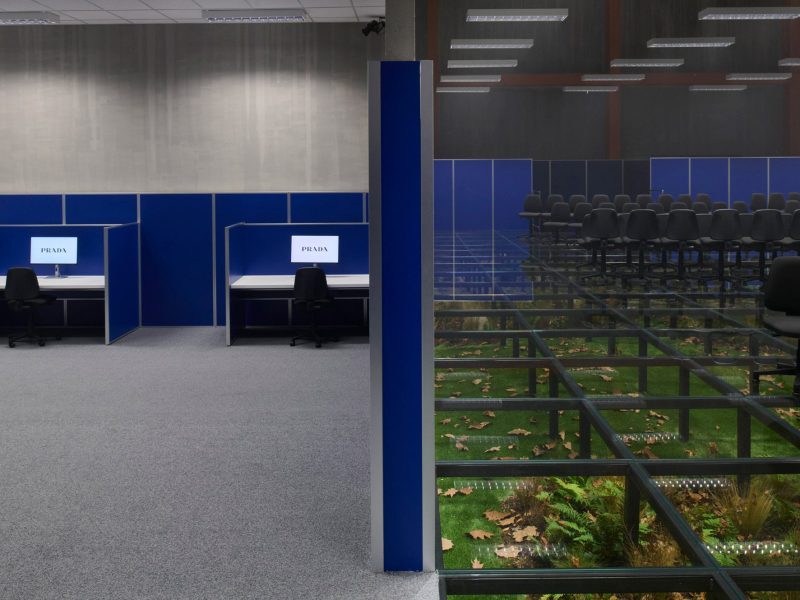 Sàn diễn Prada thu/đông 2024: Lằn ranh của nghịch lý