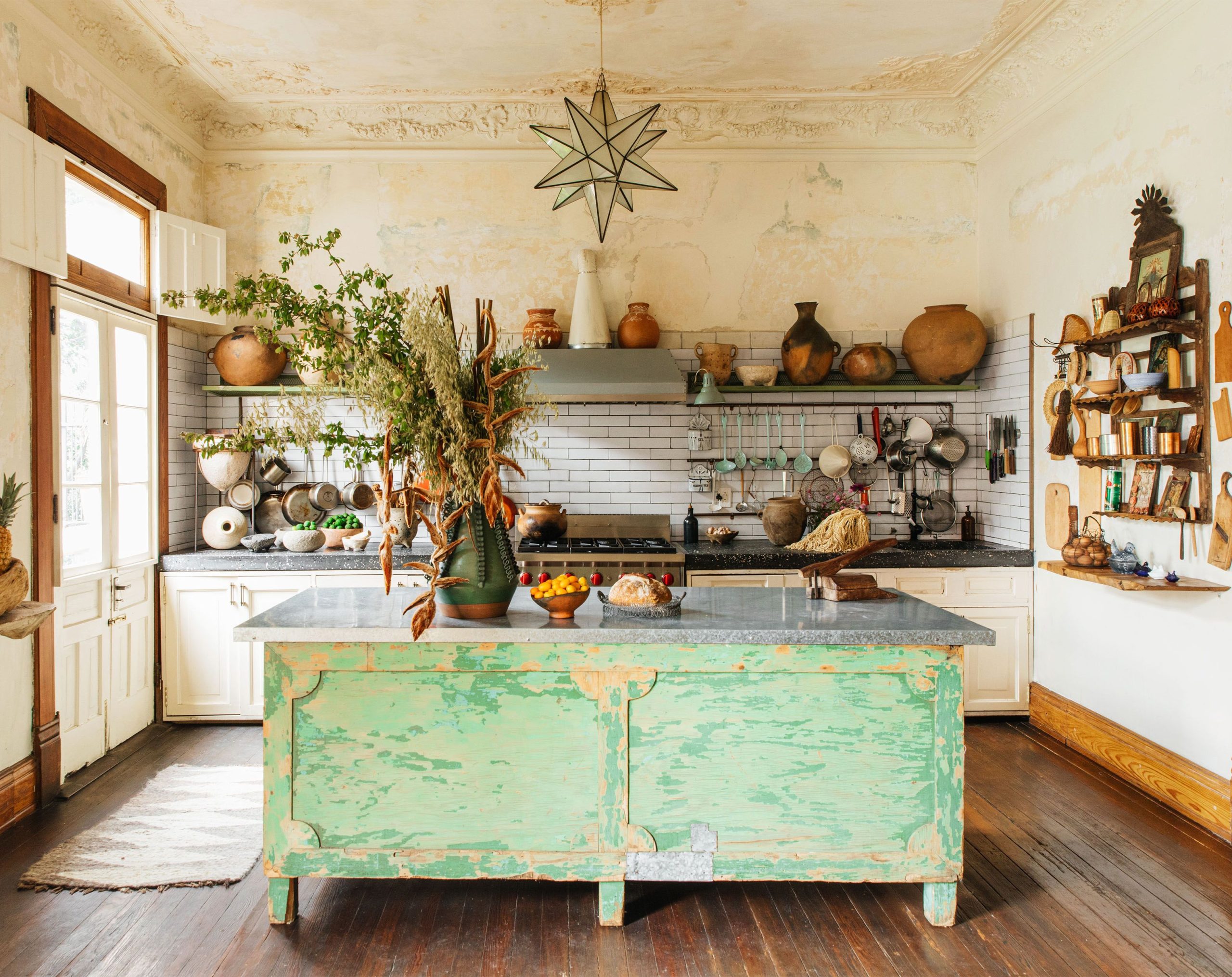 kitchen noi that mat ban bep da hoa cuong