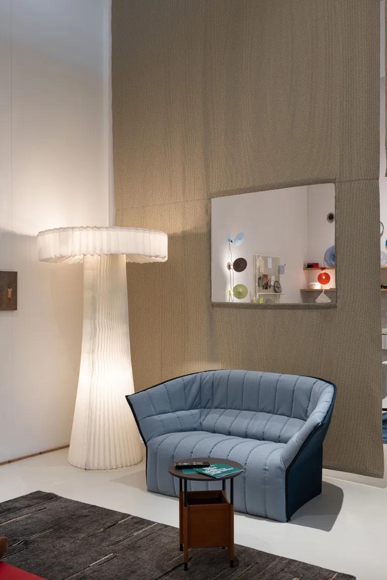den san ghe sofa phong khach trien lam Inga Sempé. La casa imperfetta