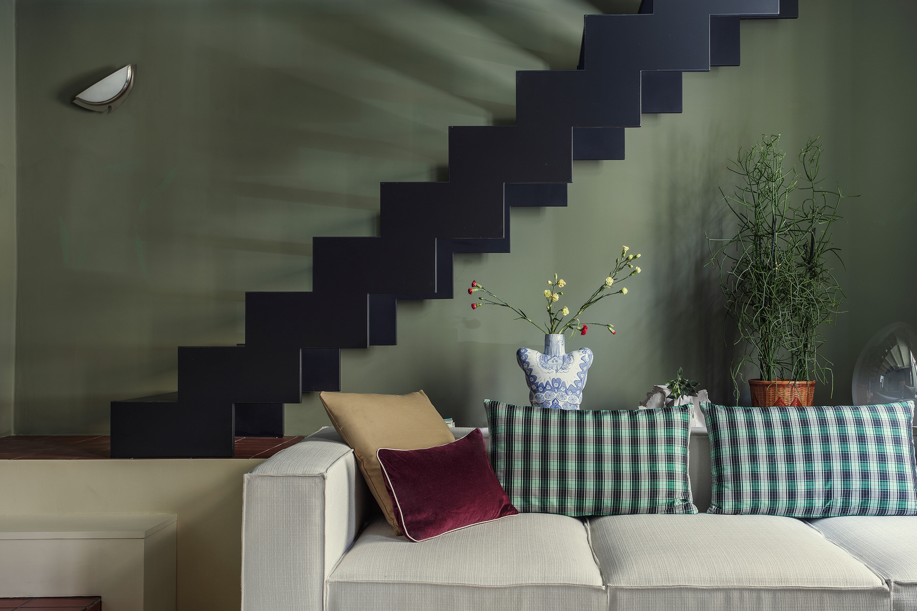 noi that phong khach sofa cau thang