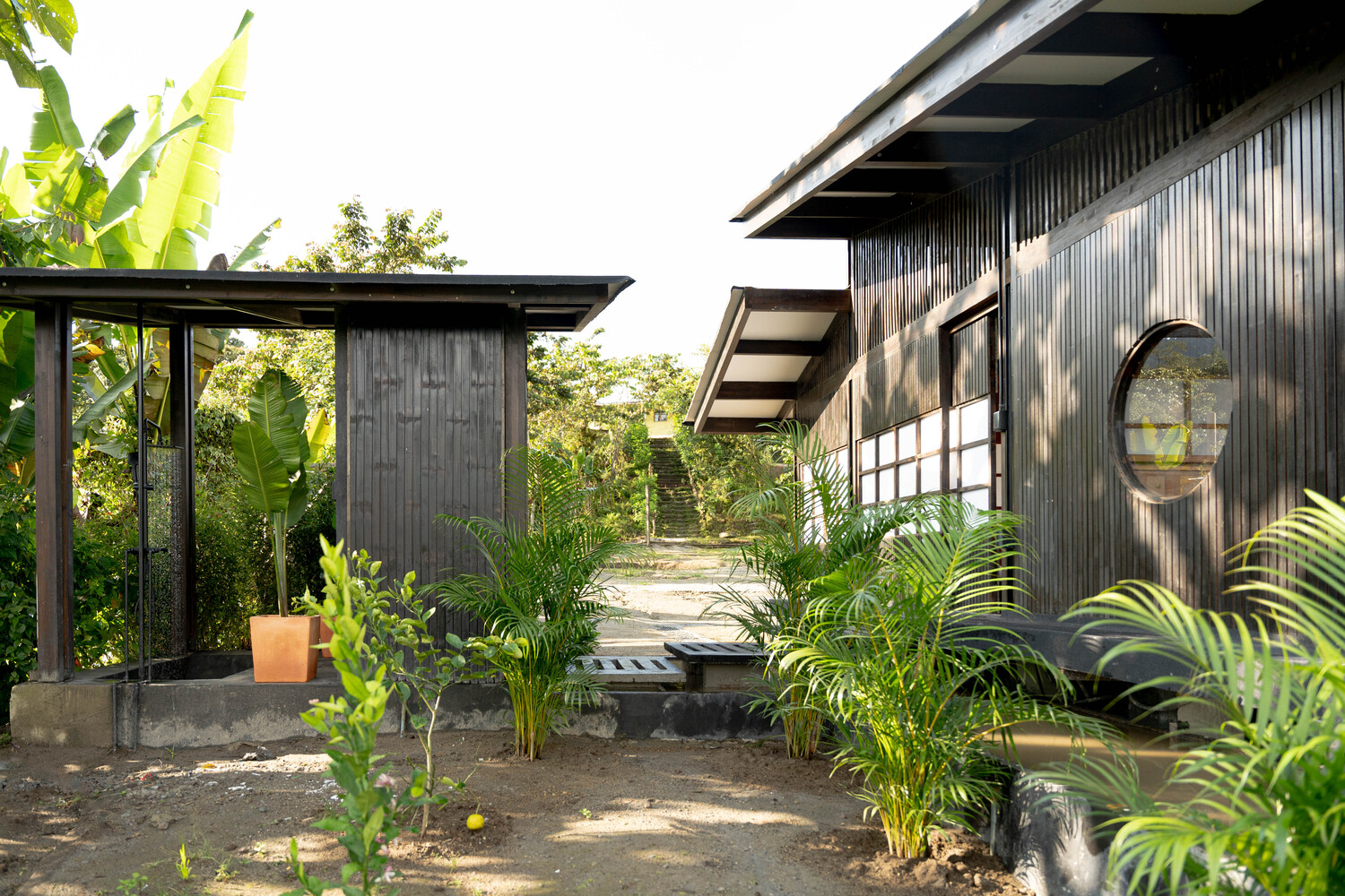 bon tam ngoai troi Irori House Baquio Arquitectura Ecuador