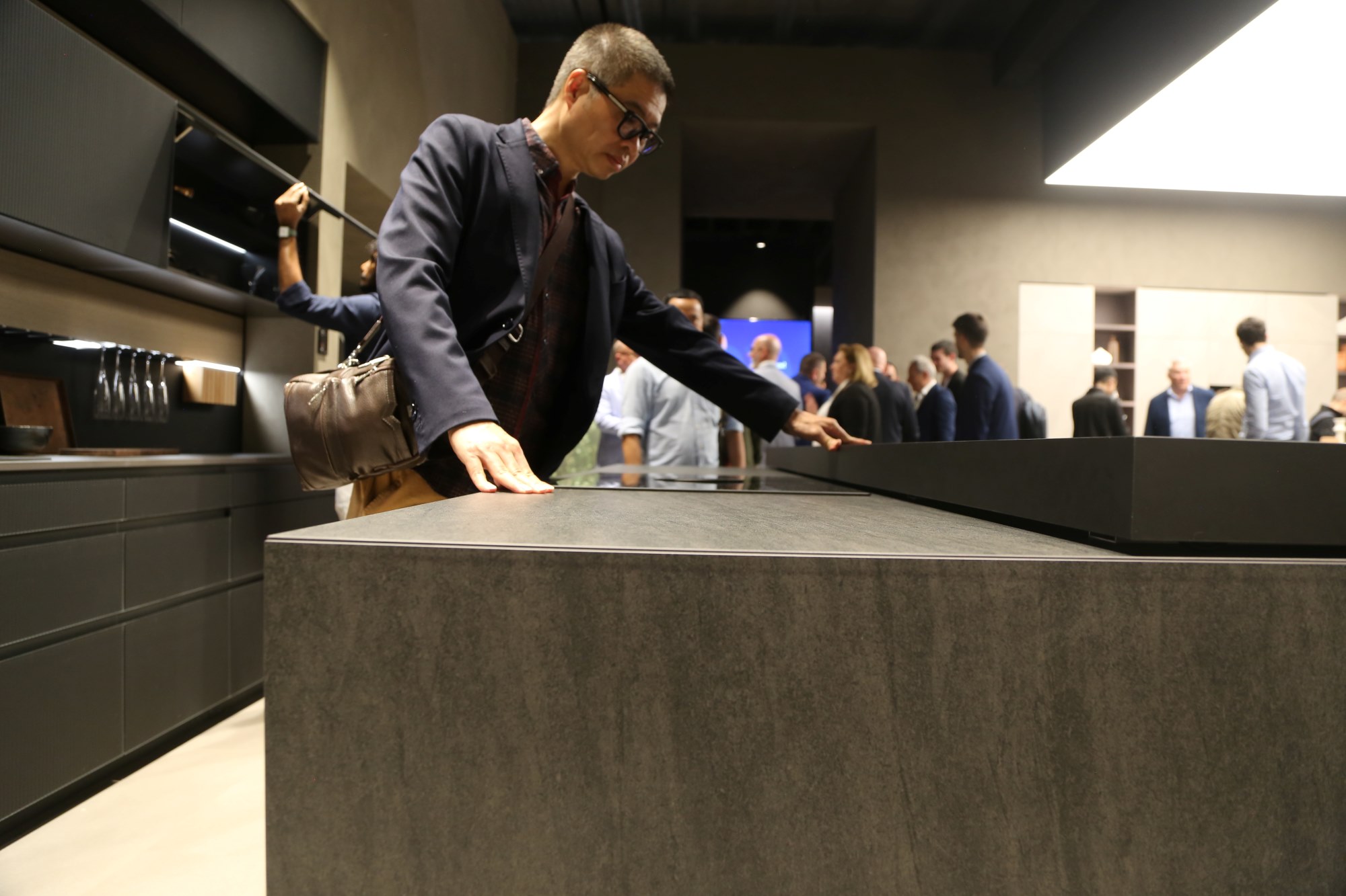 blum salone del mobile 2024 trien lam thiet bi nha bep cao cap
