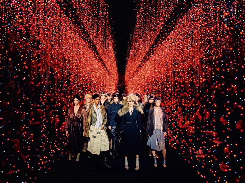 Sàn diễn đậm chất thơ của Dries Van Noten