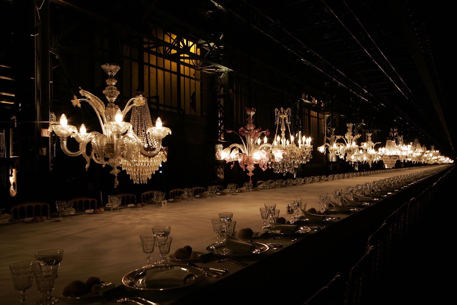 dries van noten thu dong 2005 san dien den chum ban tiec