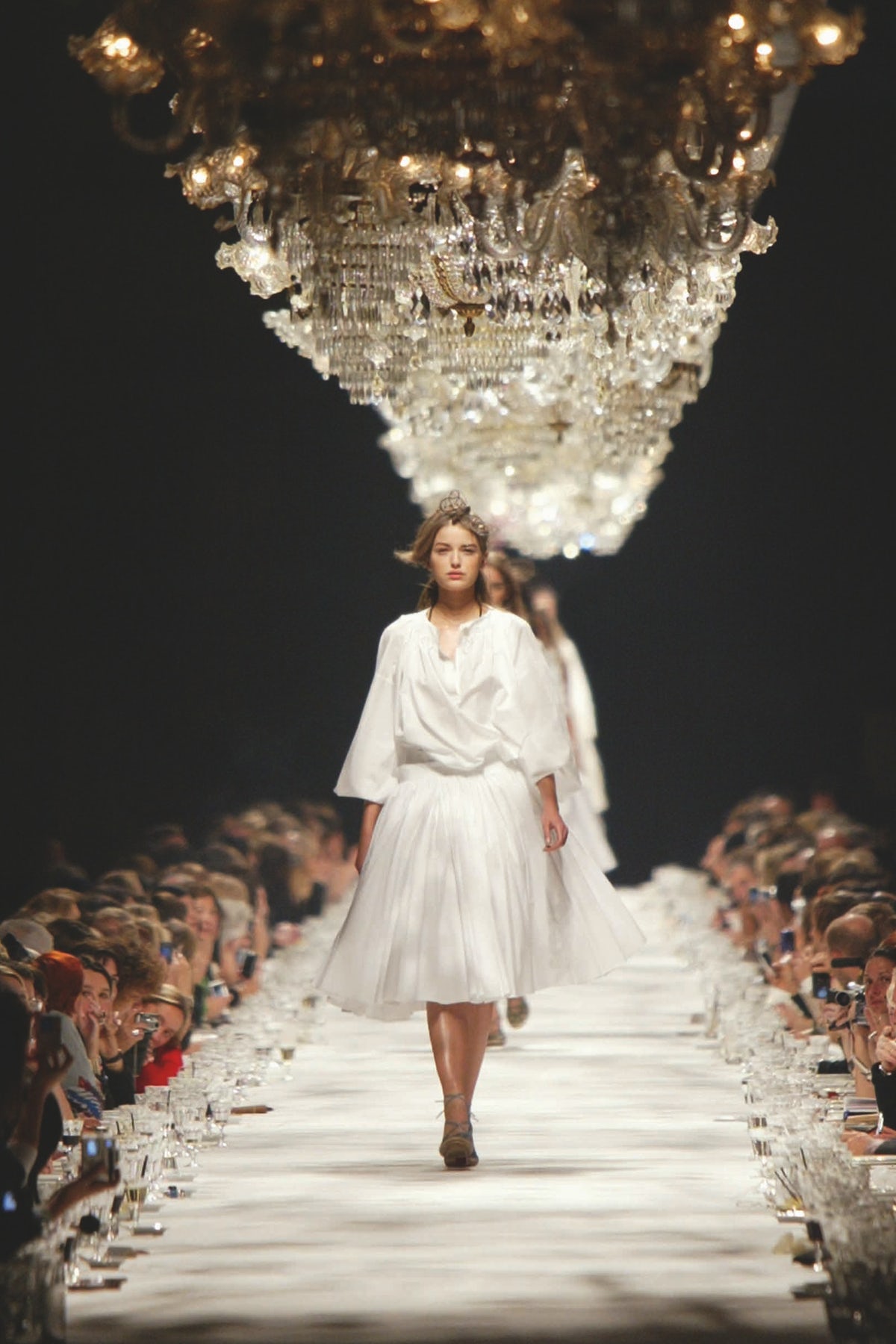 dries van noten thu dong 2005 den chum ban tiec