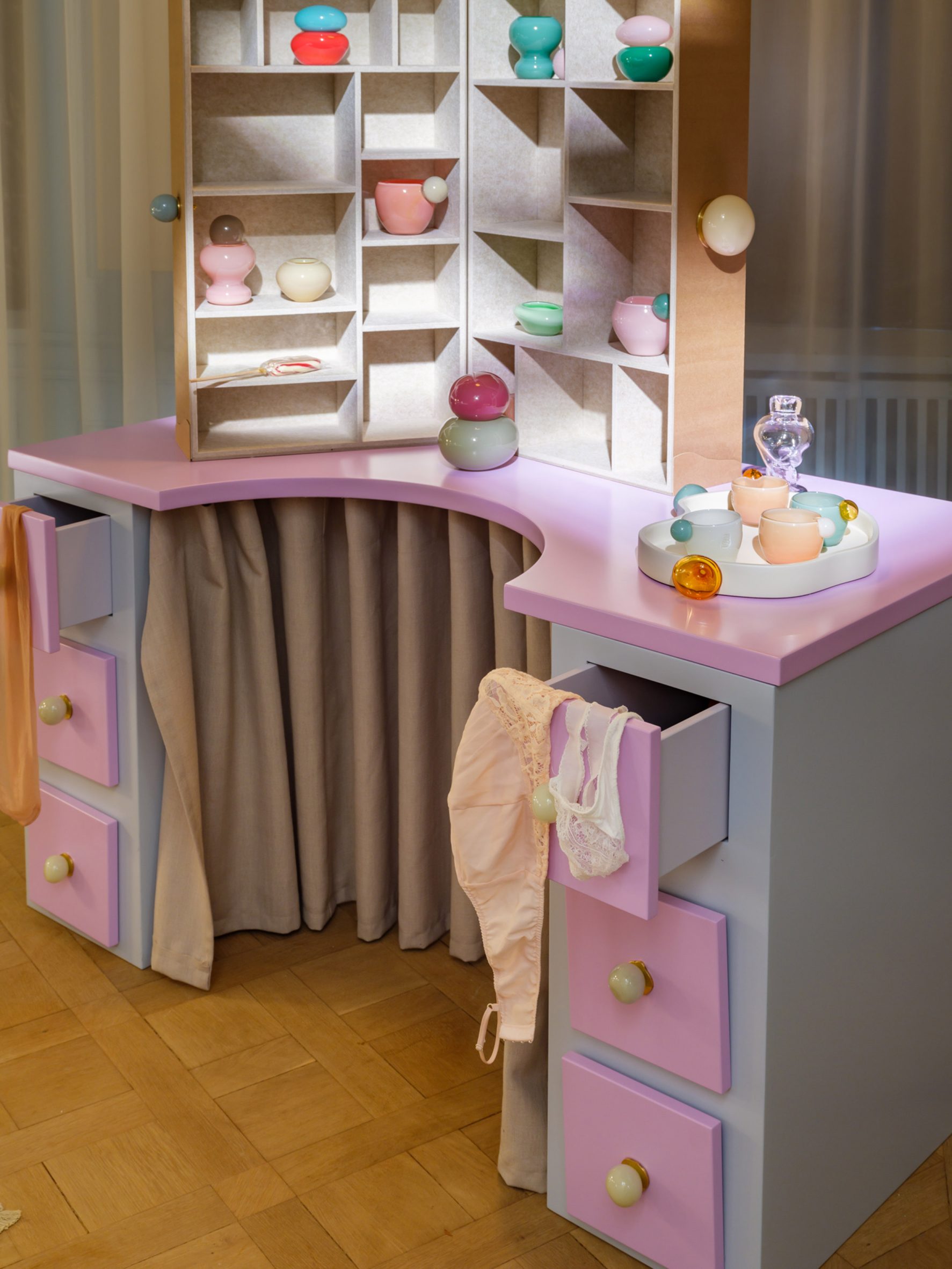 trien lam The Grand Suite NTK Helle Mardahl tong mau pastel