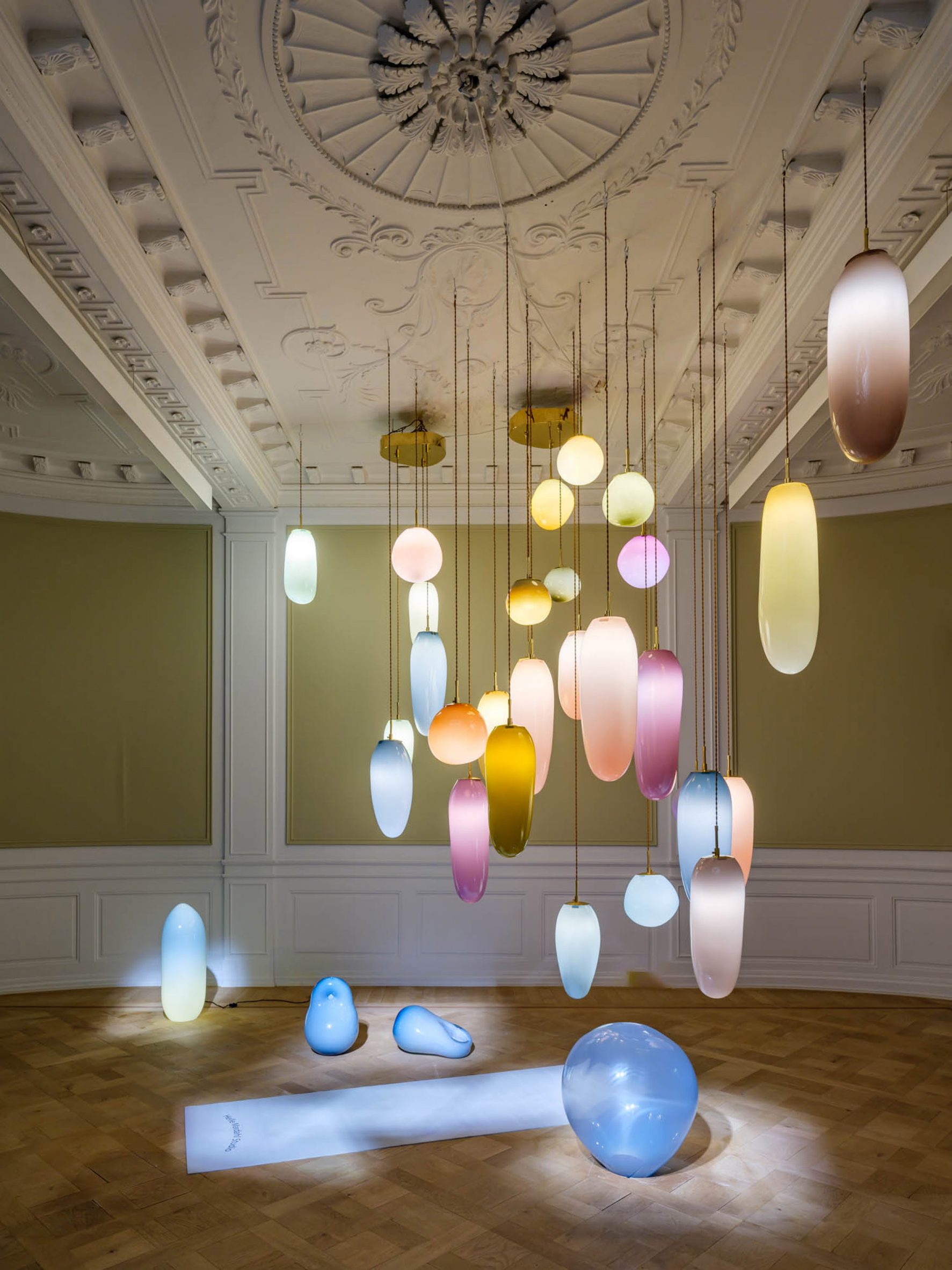 trien lam thuy tinh The Grand Suite NTK Helle Mardahl tong mau pastel