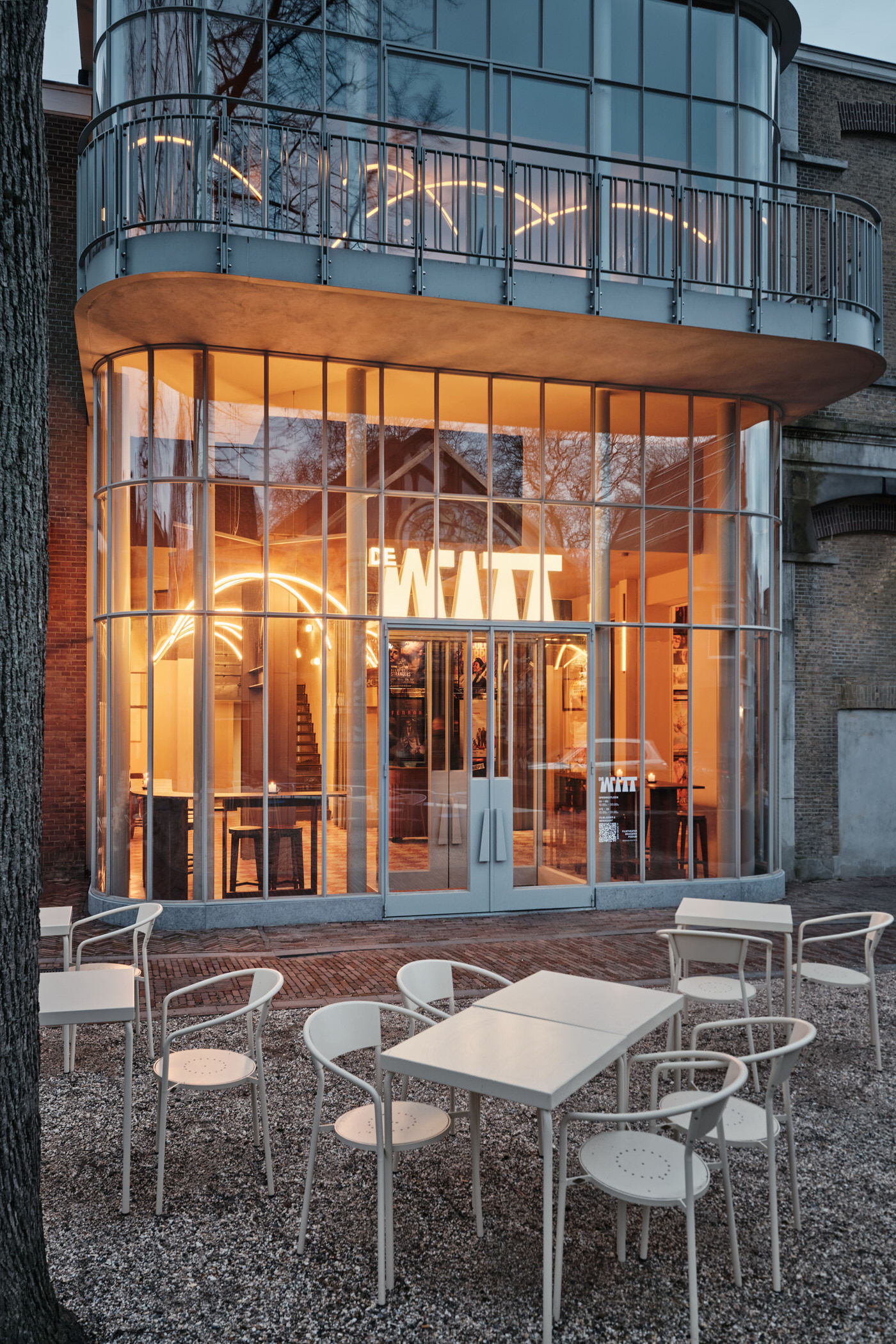 mat tien ngoai troi brasserie de witt