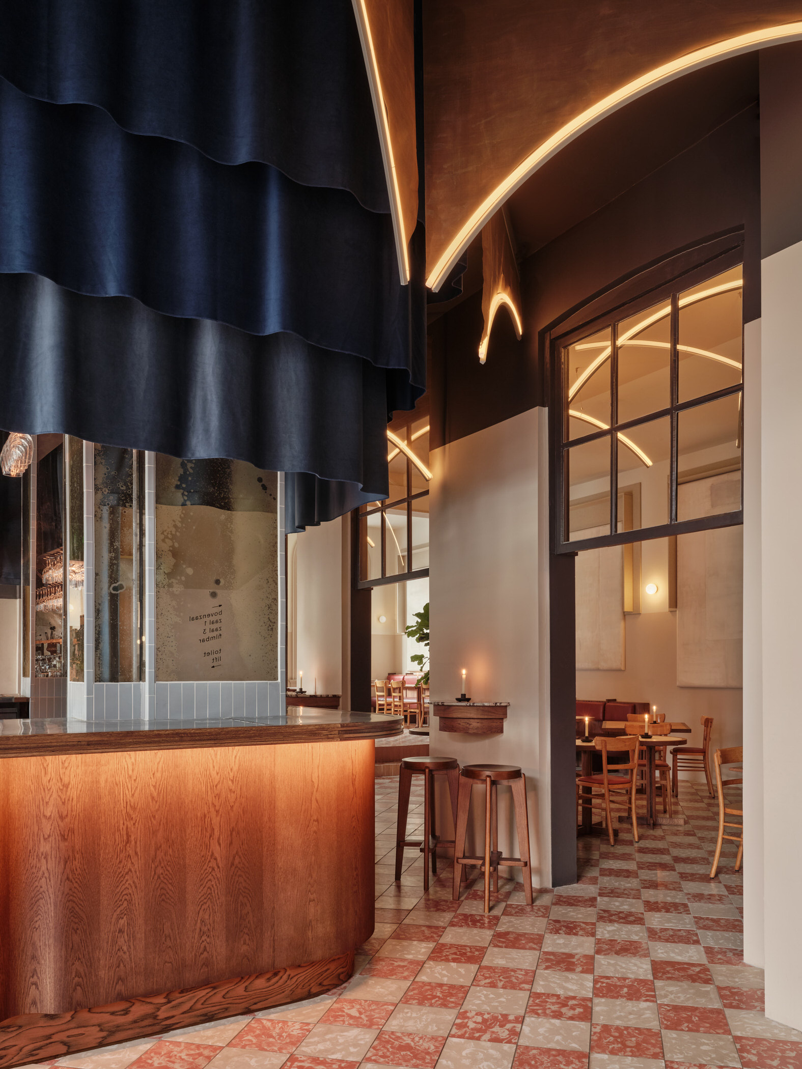 quay bar quan bia brasserie de witt san nha gach lat