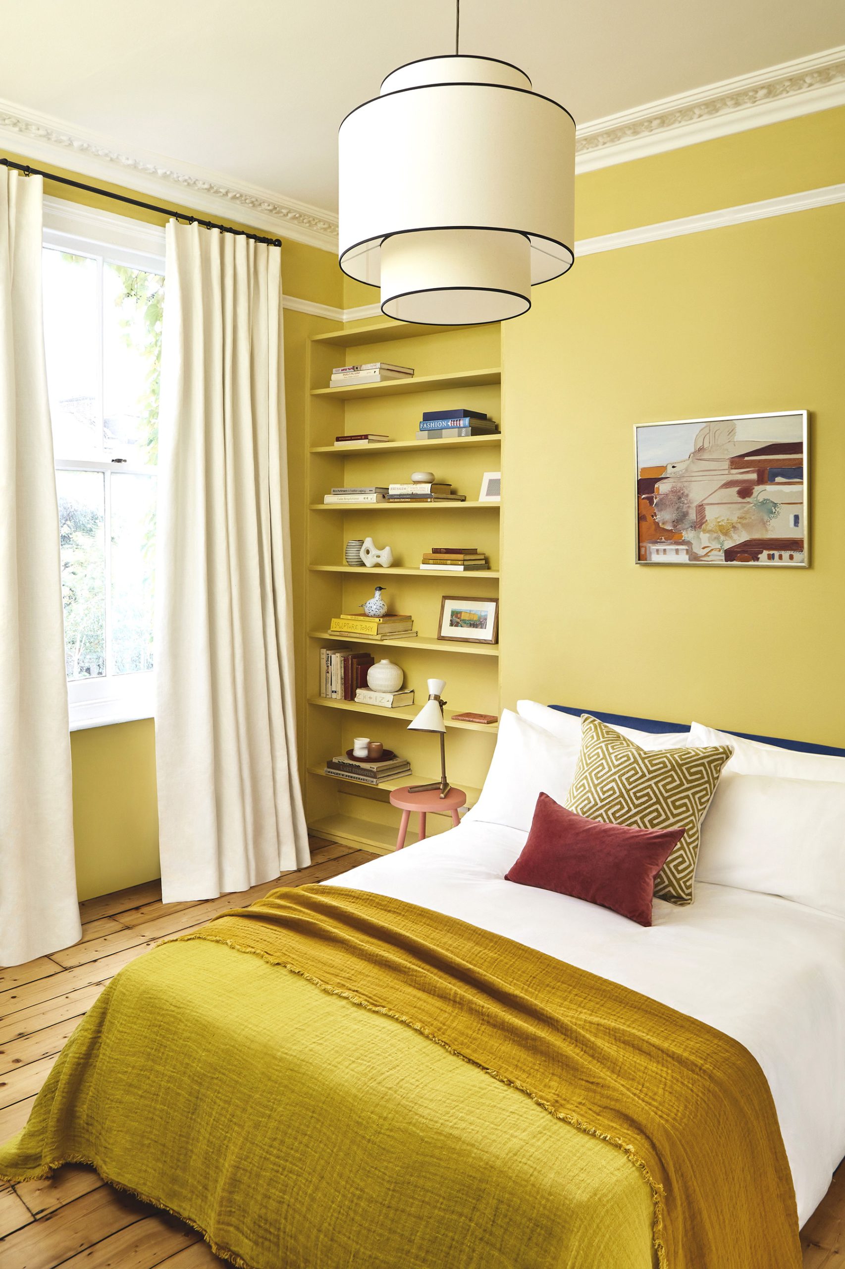 noi that bedroom mau vang ke sach