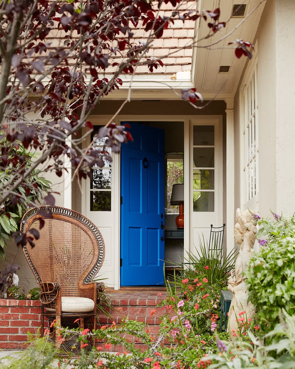 front door Minnie Driver mau xanh duong dam bold blue