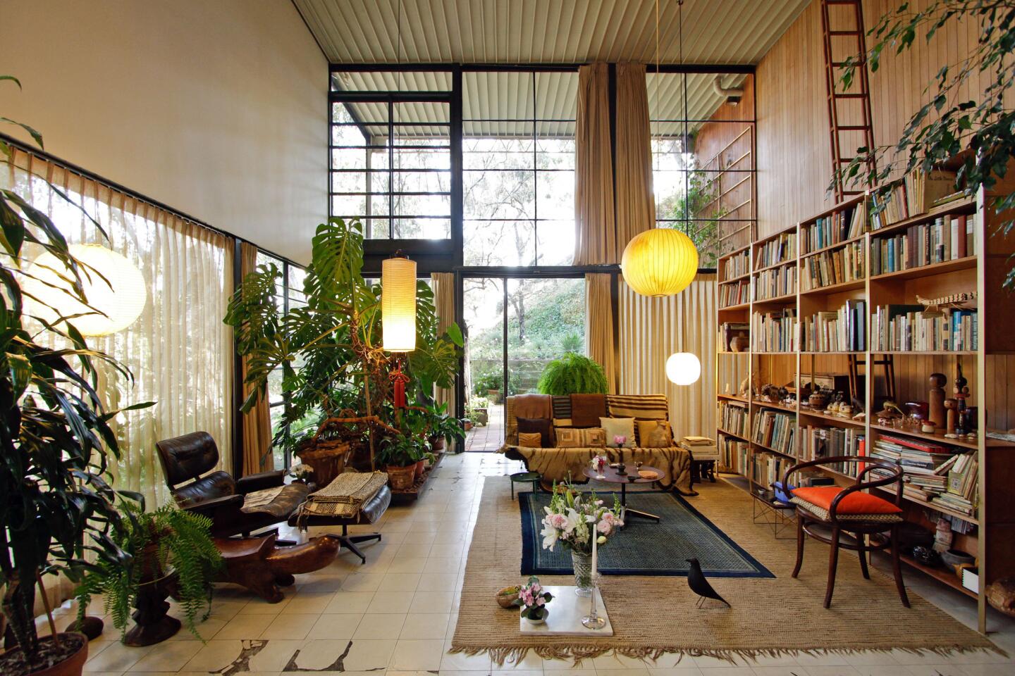 phong khach nha eames long den mid century