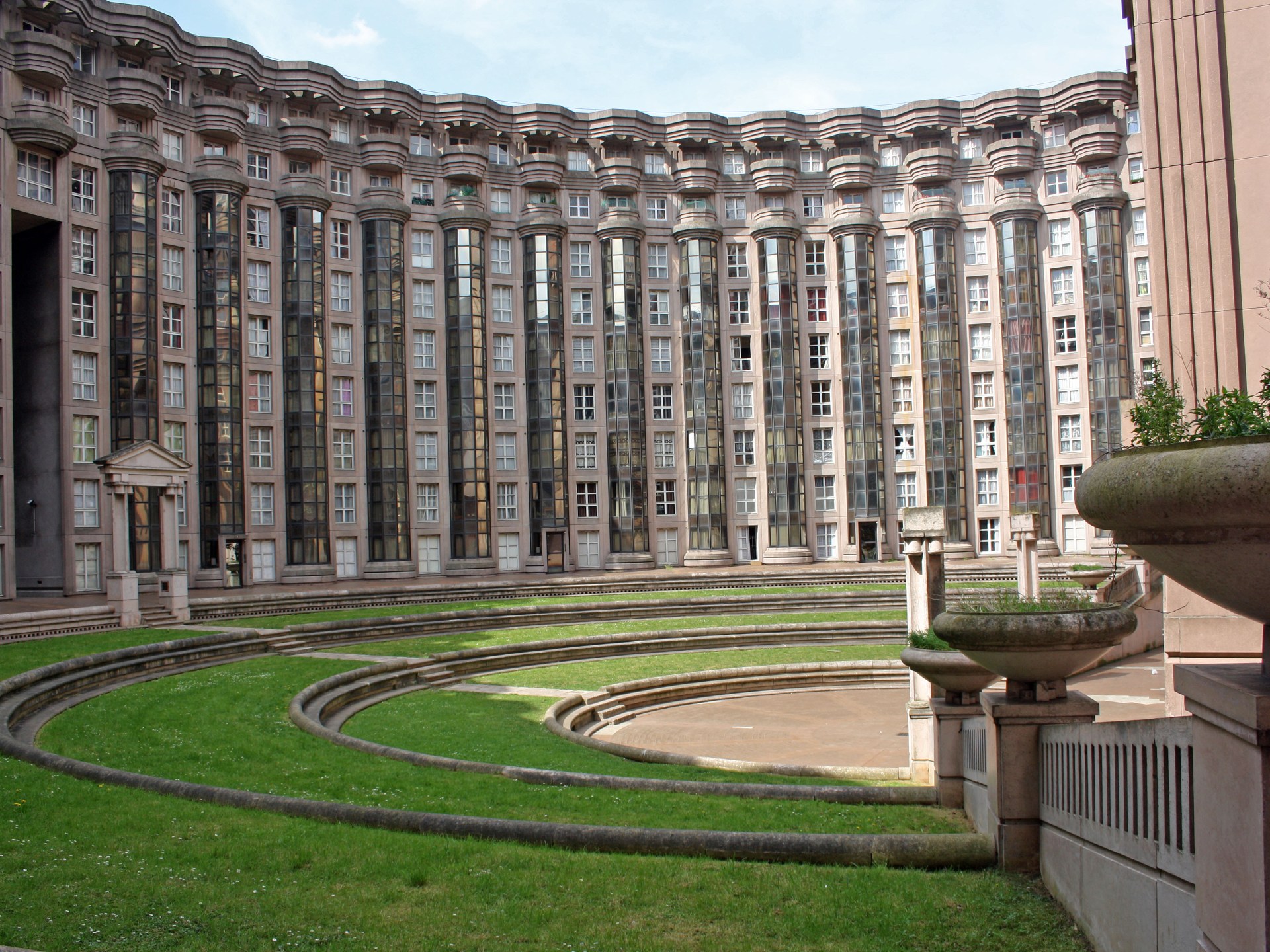 phong cach kien truc tan co dien Neoclassic Les Espaces d'Abraxas Richardo Bofill