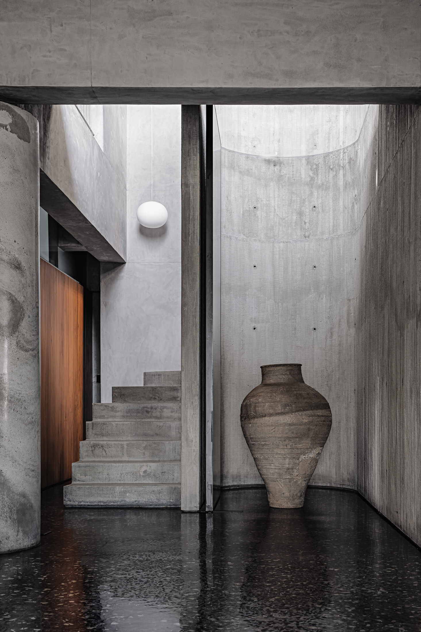 cau thang tuong be tong can ho brutalism