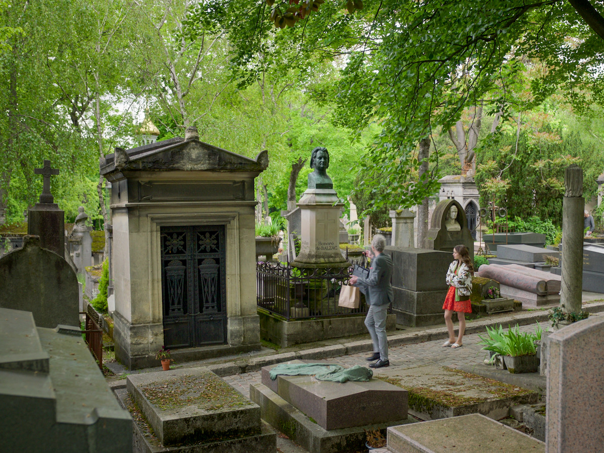 series emily in paris france boi canh phim Père Lachaise Napoleon Bonaparte
