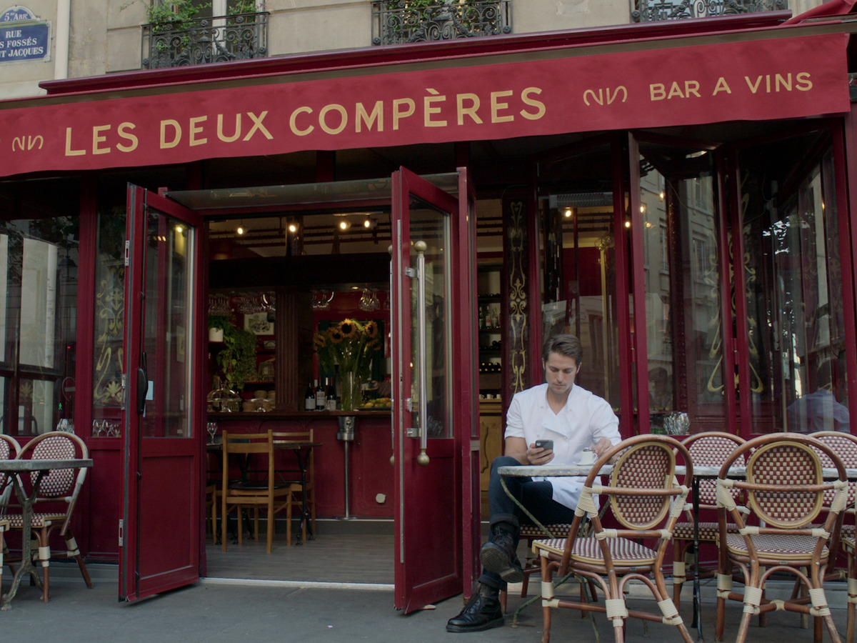 series emily in paris france boi canh phim Bistro Terra Nera Les Deux Compères