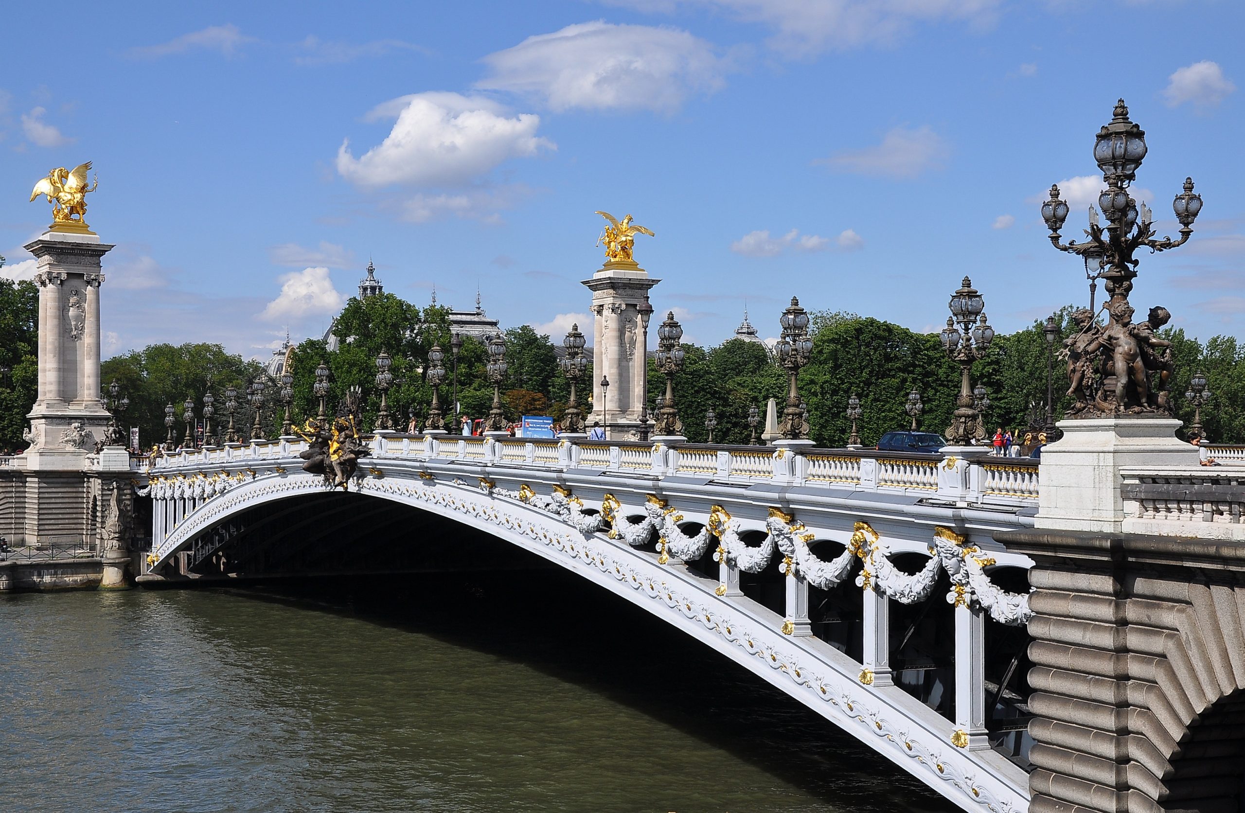 series emily in paris france boi canh phim Pont Alexandre III Art Nouveau