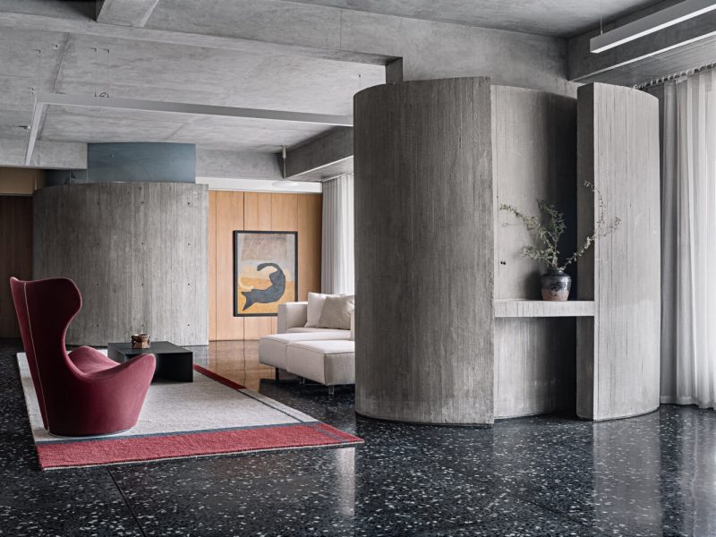 Penthouse Off-the-Grid: Nhà Brutalism ngập nắng
