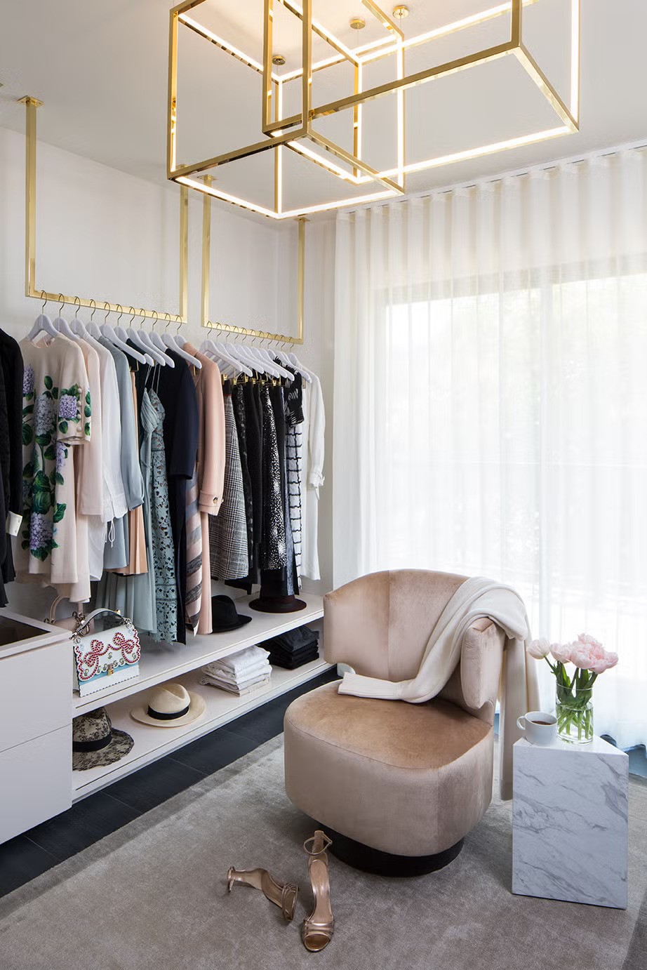 tu quan ao gia treo noi that