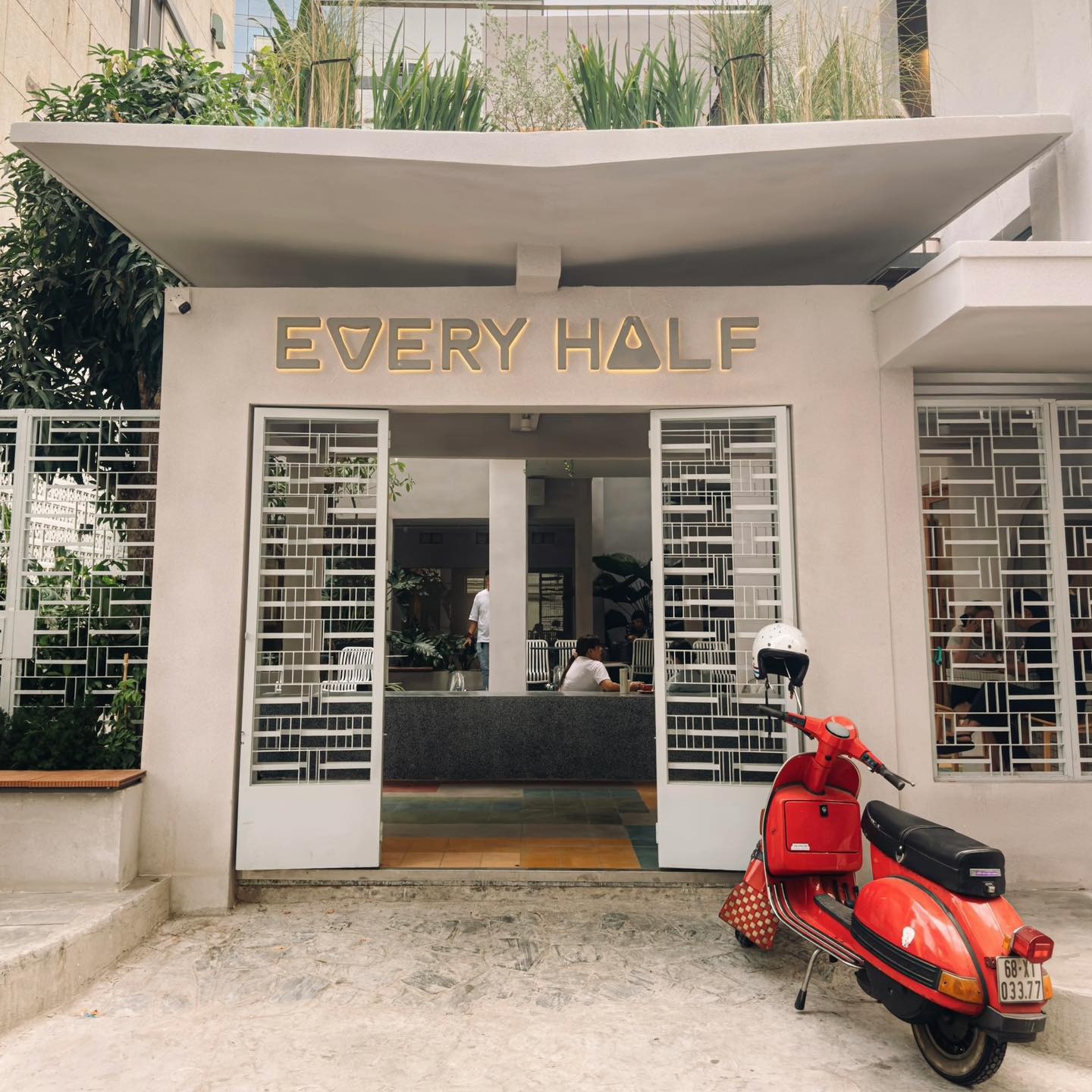 phong cach kien truc modernist Every Half Coffee Roasters
