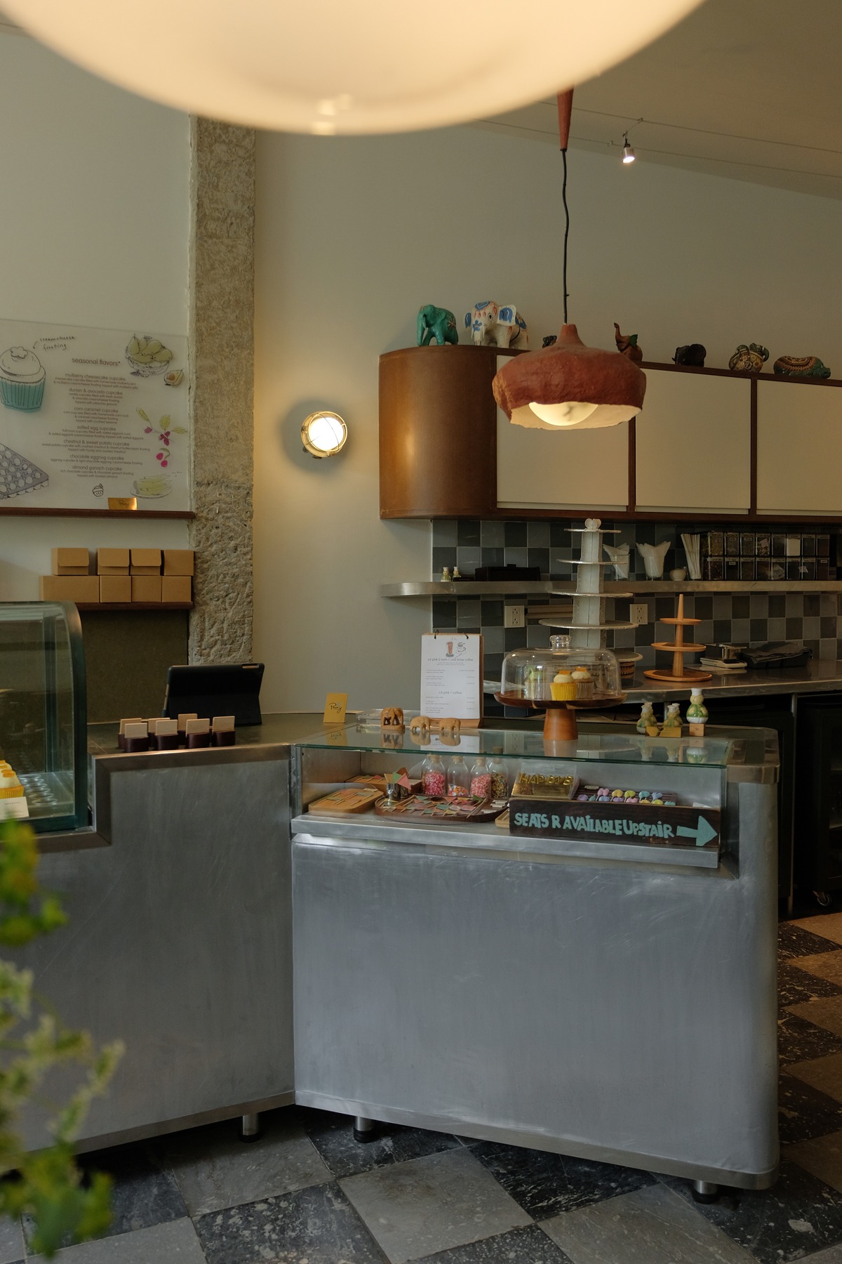 phong cach kien truc modernist tiem banh Pacey Cupcakes