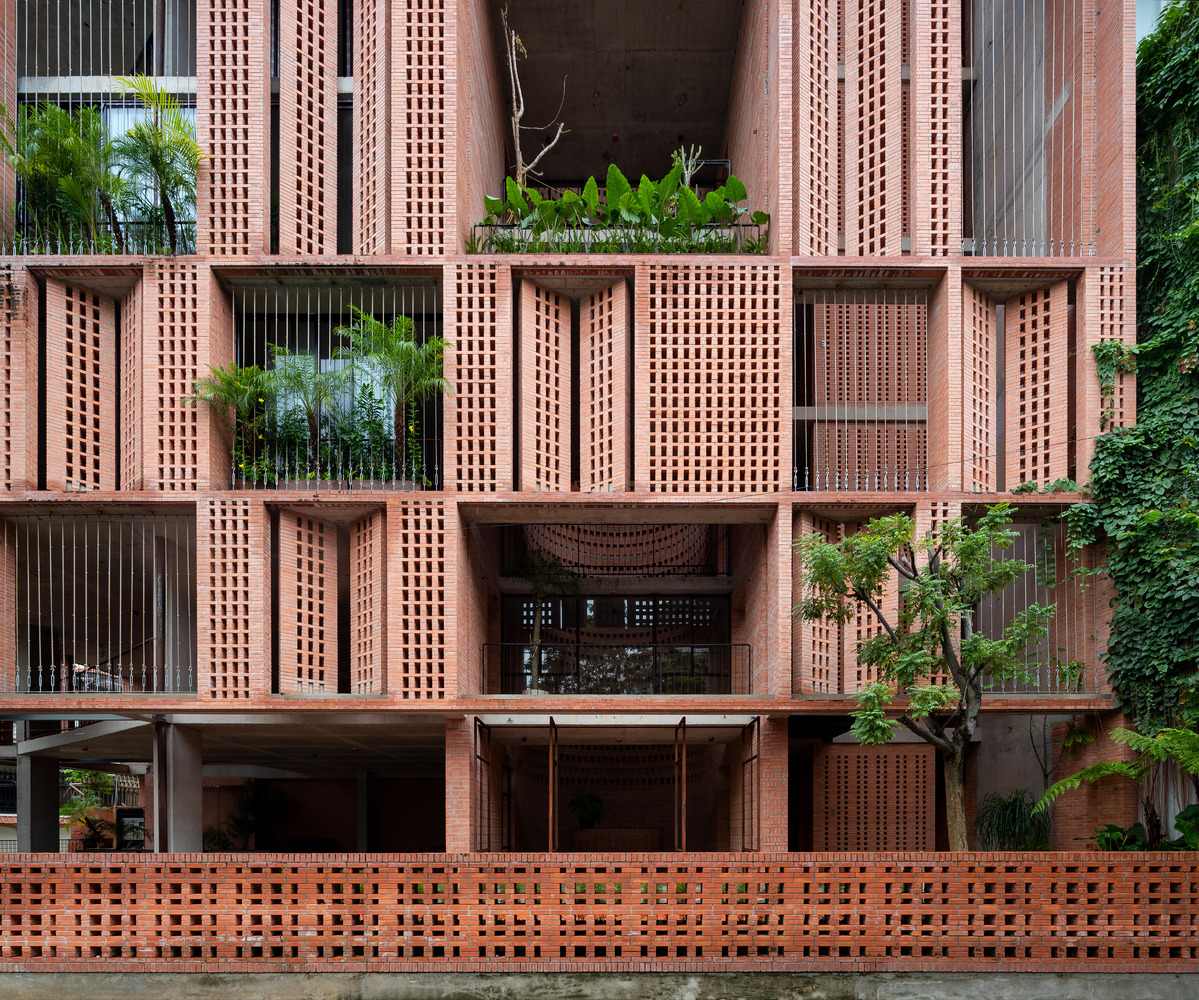 Premier Tropical Space Tan Binh mat tien gach dat nung