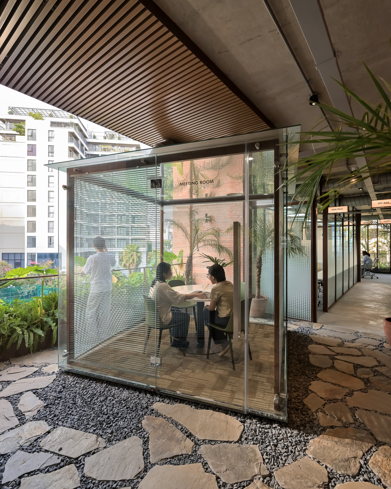 Premier Tropical Space Tan Binh phong hop