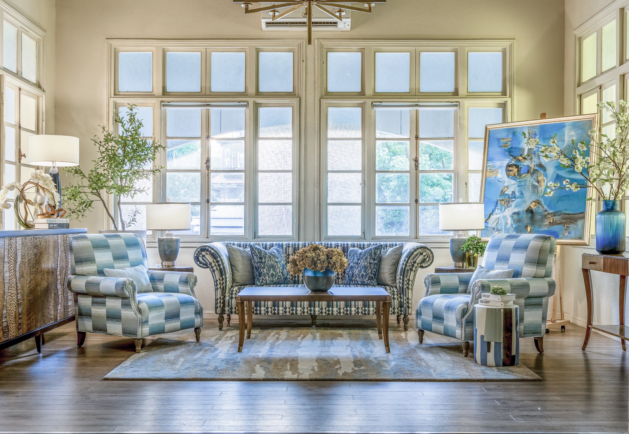 Austin Home Interiors noi that trang tri phong khach sofa