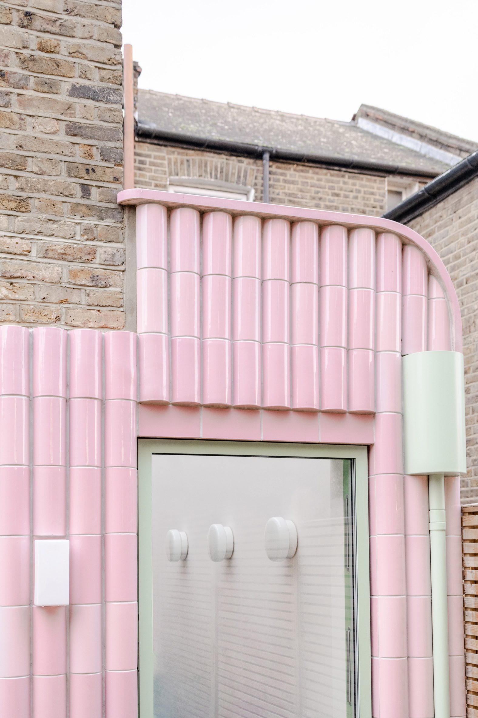 beacon house S&M Architects Materials Assemble cai tao gach op trang men