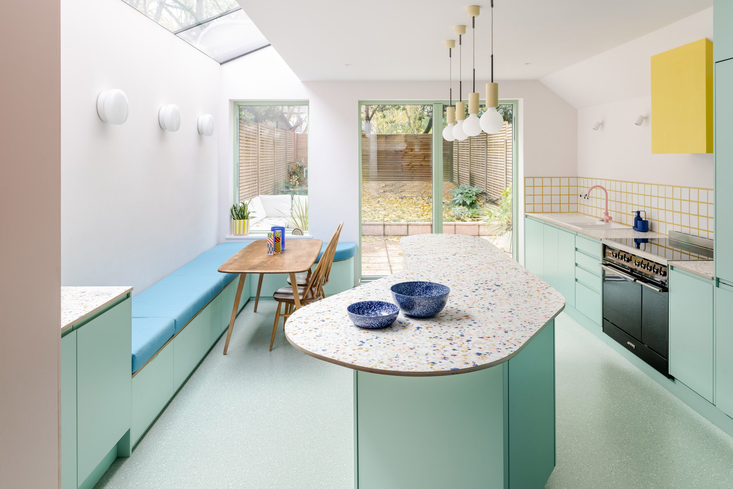 beacon house S&M Architects Materials Assemble cai tao nha bep gieng troi
