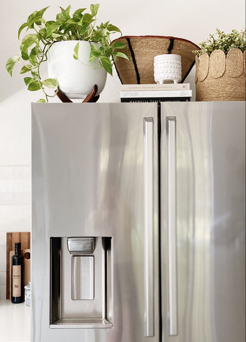 vet ban nha bep kitchen dirt fridge top