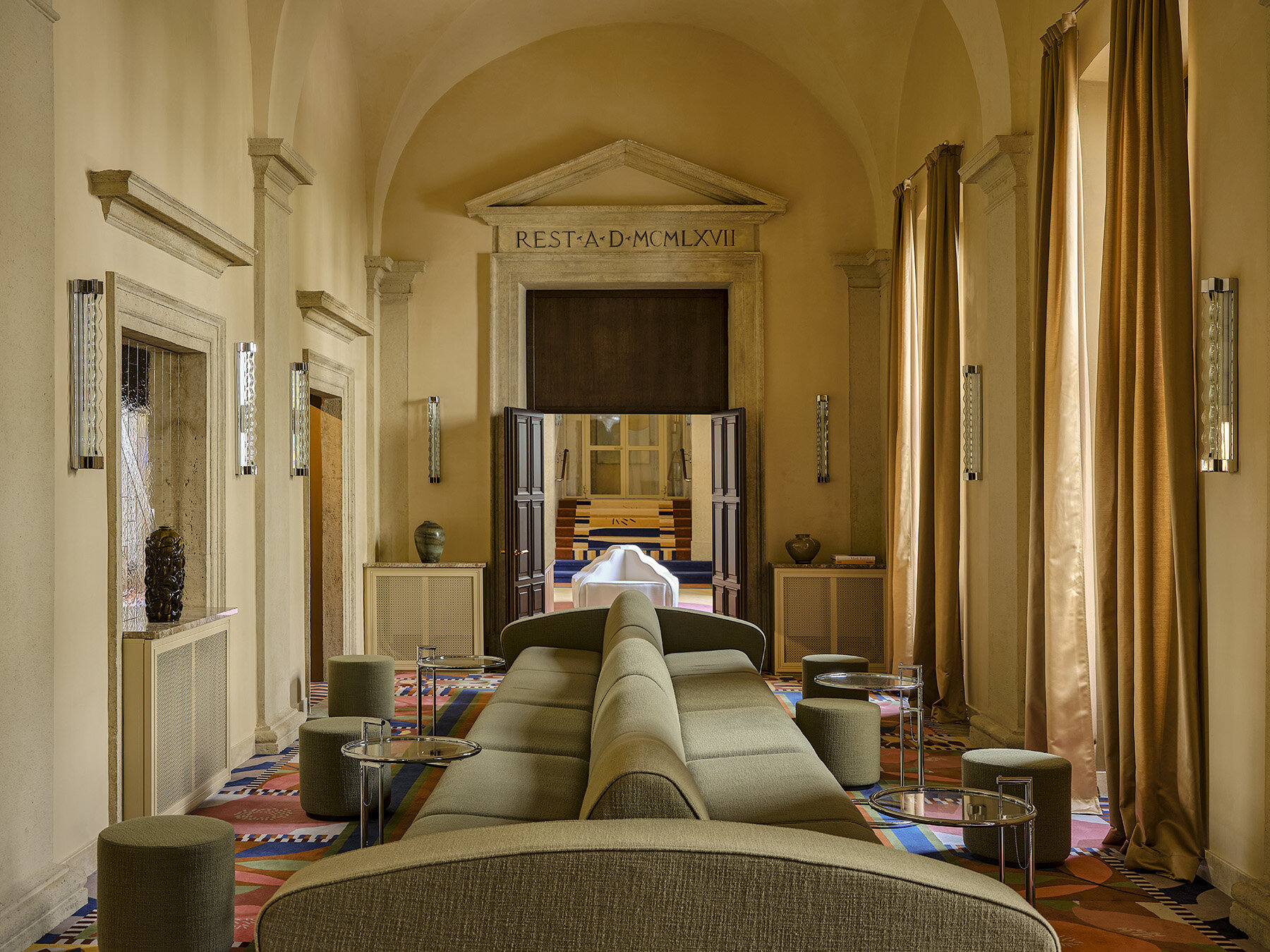 khach san cai tao trung tu kien truc y sofa palazzo talia