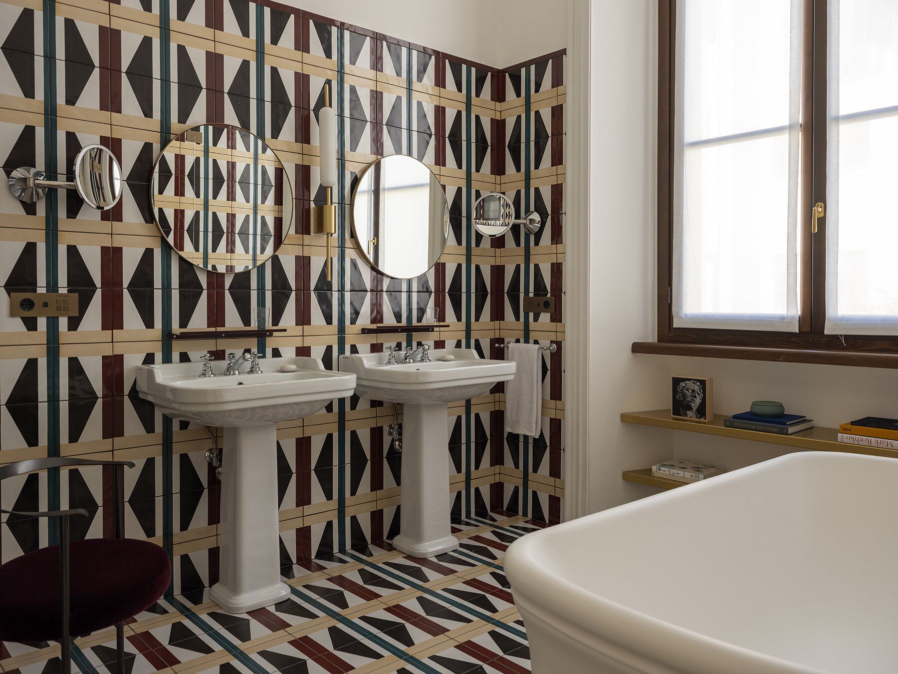 phong tam gach op hoa tiet bespoke palazzo talia