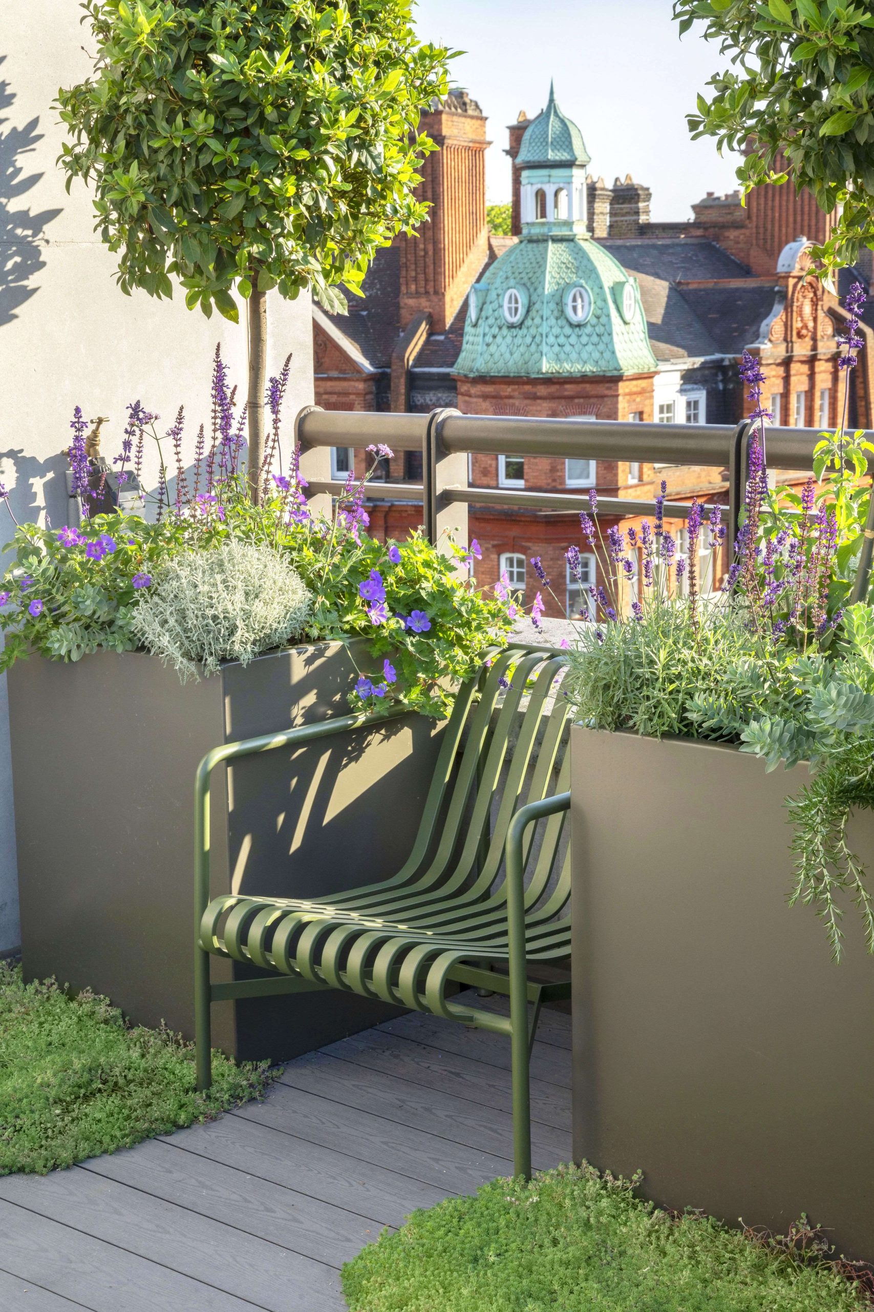 tieu canh san vuon Mayfair Roof Terrace Maitanne Hunt Palissade Collection Hay