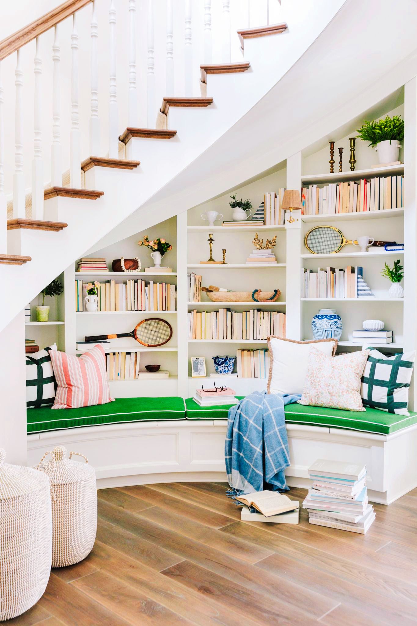 ke sach bookshelf meo trang tri