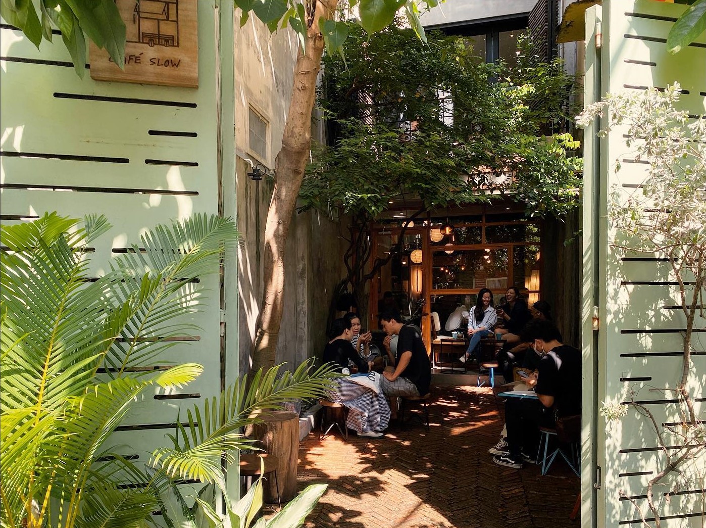 quan ca phe sai gon hidden gem Café Slow huynh tinh cua quan 3