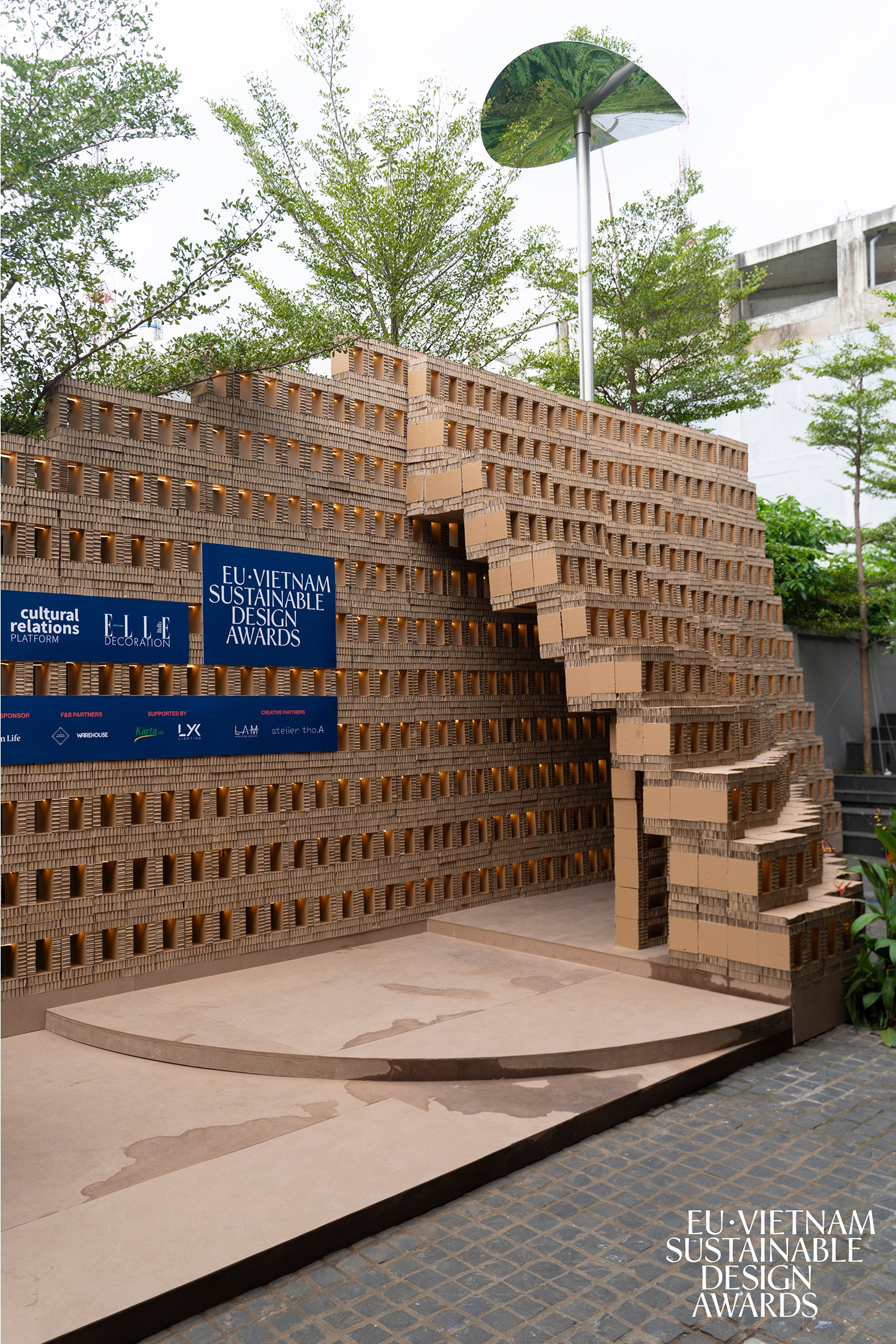 atelier thoa installation giay carboard kien truc ben vung tai che