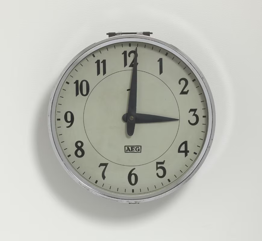 dong ho treo tuong Synchronous Electric Clock Peter Behrens