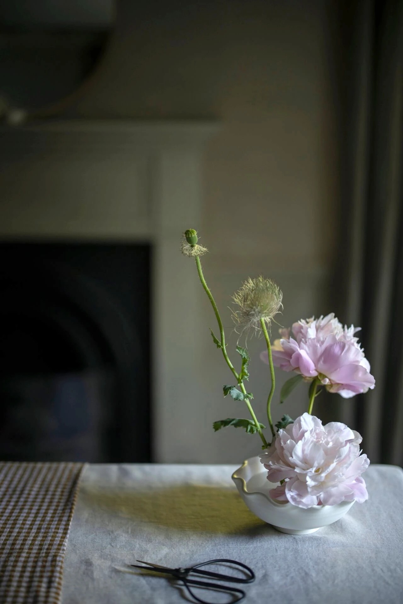 ikebana cam hoa mau don peony