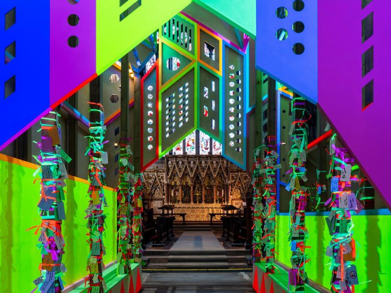 Love and Unity: Nghệ thuật sắp đặt màu neon và di sản thủ công