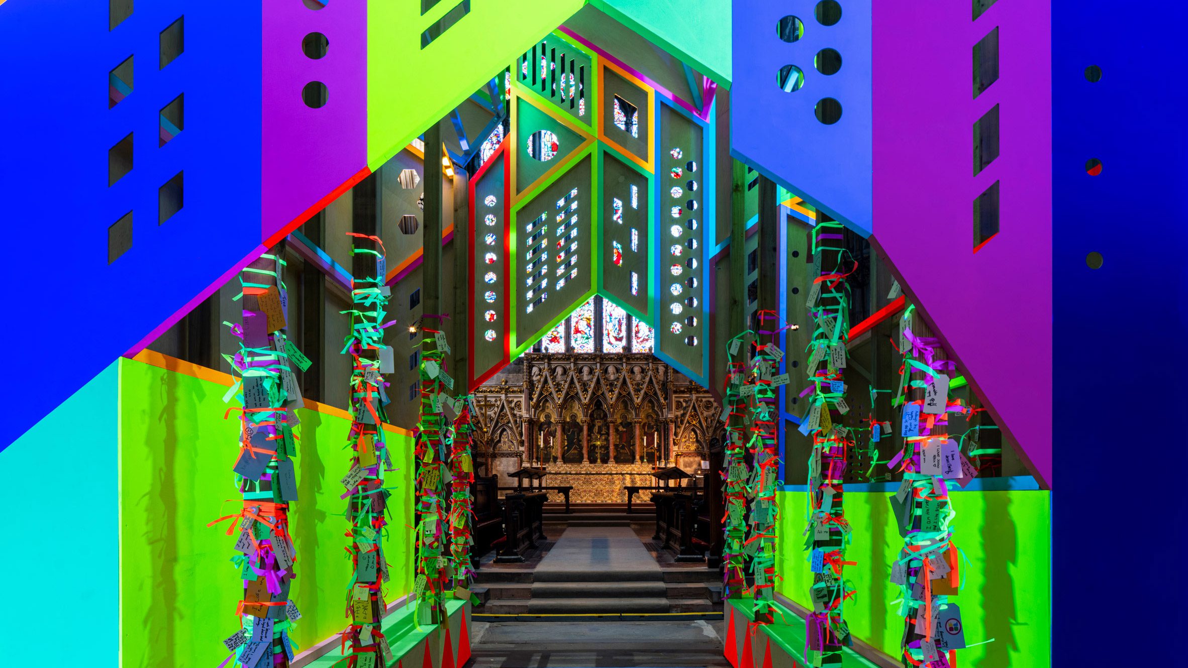 nghe thuat sap dat Love and Unity Doncaster Minster Morag Myerscough